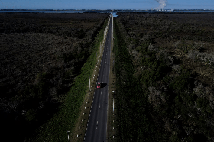 Los cruces de los uruguayos hacia Argentina fueron una constante en Uruguay (Foto AP/Natacha Pisarenko)