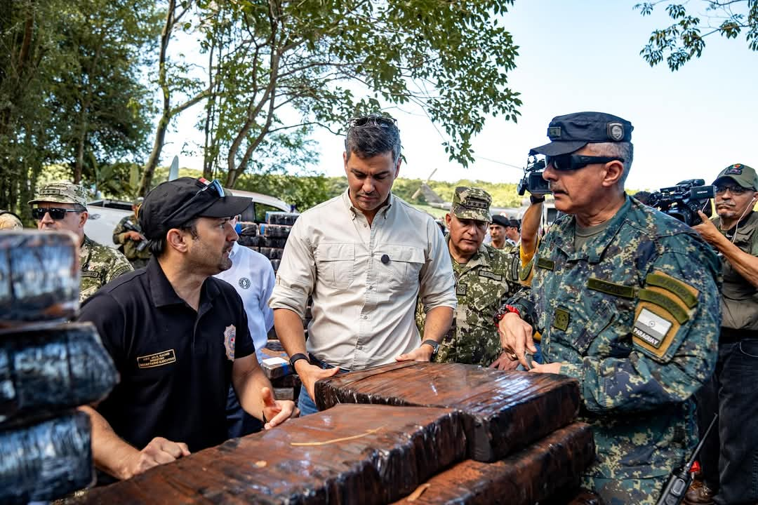 Incineración de cargamentos de drogas en Canindeyú, con presencia de Santiago Peña. Foto: Gentileza.