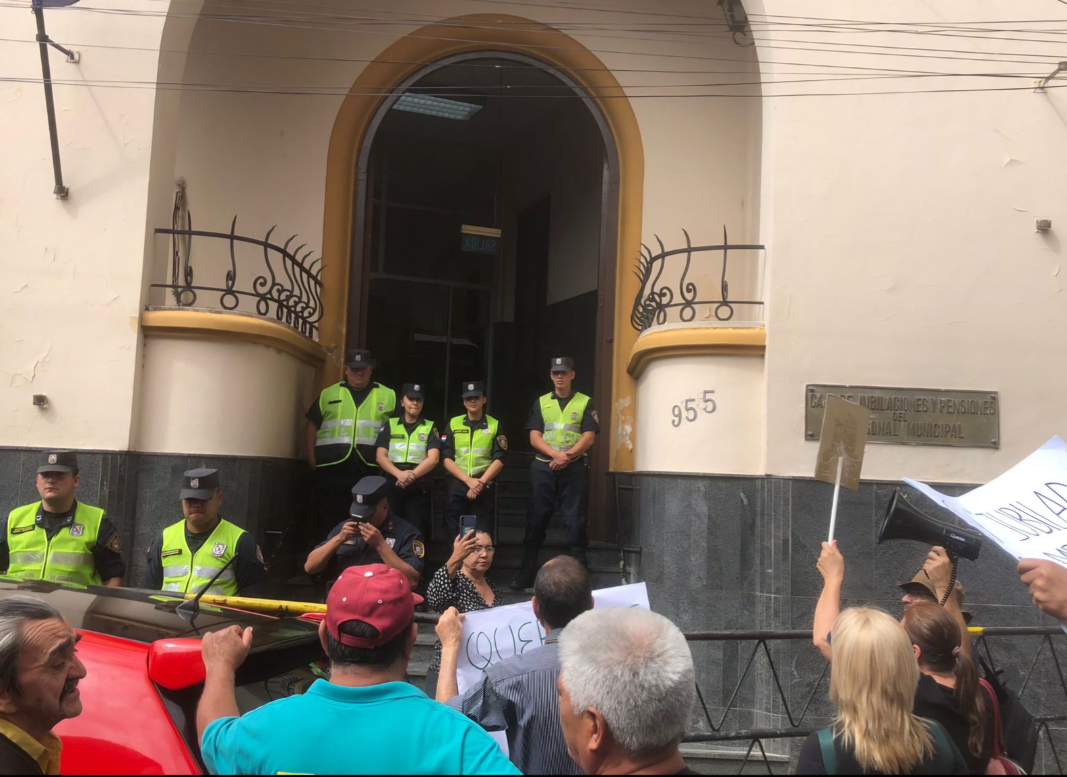 Manifestación de jubilados de la Caja Municipal. Foto: Gentileza.