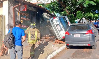 Aparatoso accidente en el microcentro. Foto: Tránsito Asu.