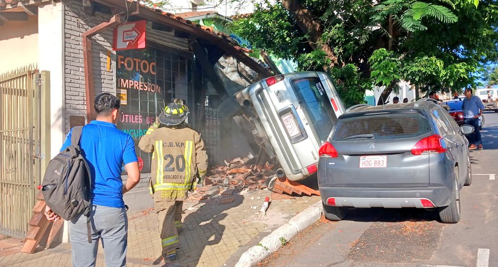 Aparatoso accidente en el microcentro. Foto: Tránsito Asu.