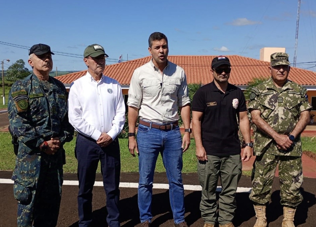 Santiago Peña con autoridades de seguridad. Foto: 780 AM.