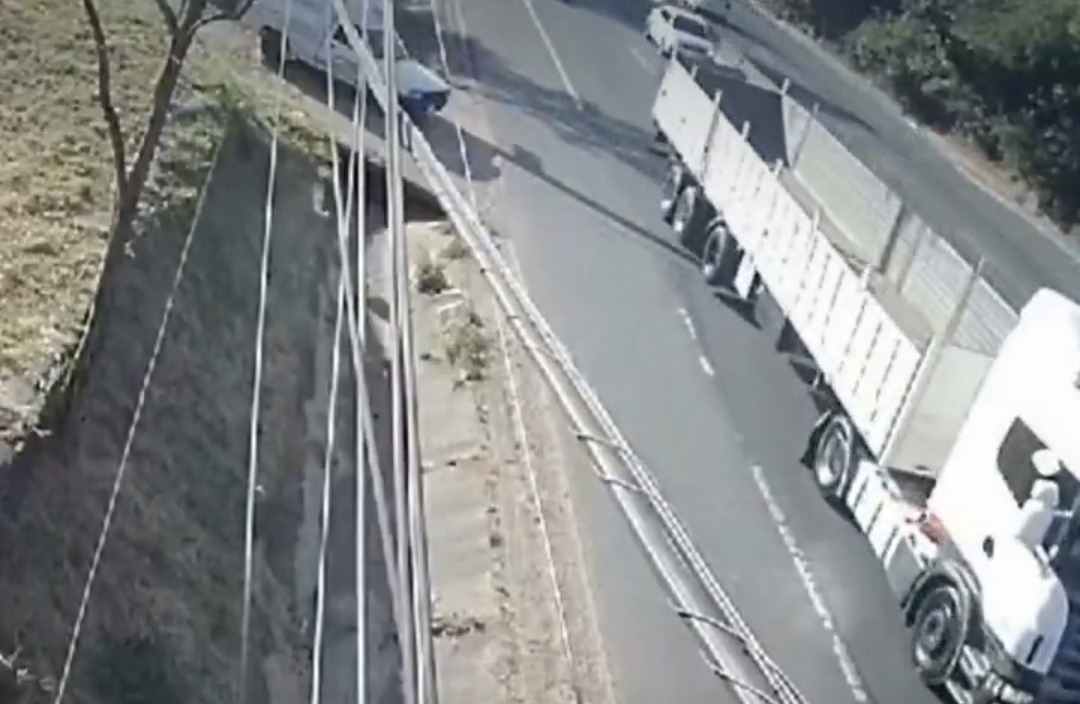 Un camión antes de girar y producir el impacto de una motocicleta. Foto: Captura de pantalla.