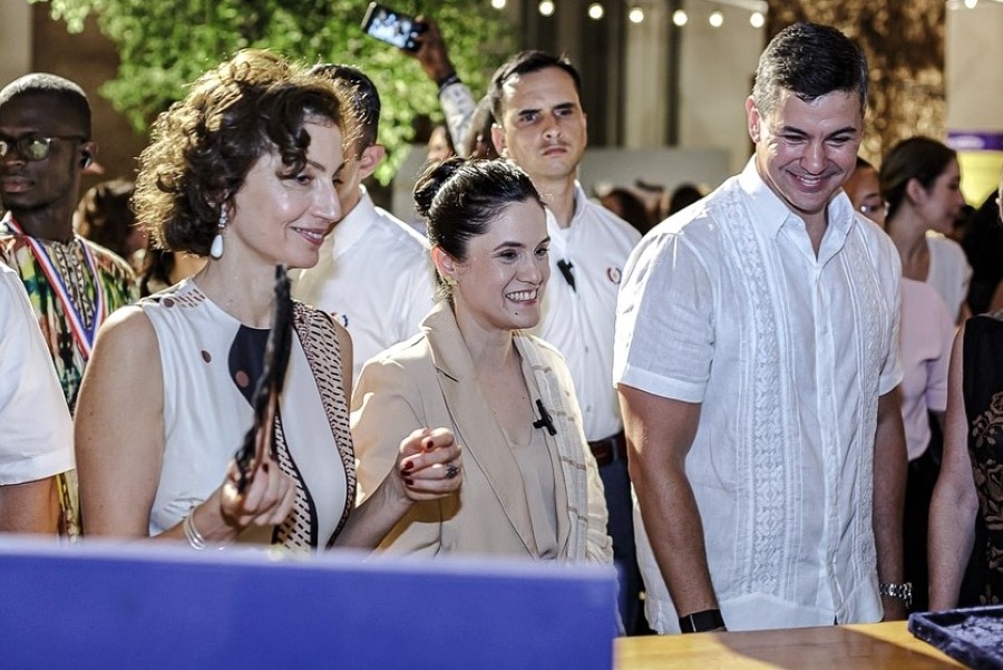 La directora de la Unesco, Audrey Azoulay; la primera dama, Leticia Ocampos y el presidente Santiago Peña, en el Puerto de Asunción. Foto: Cultura