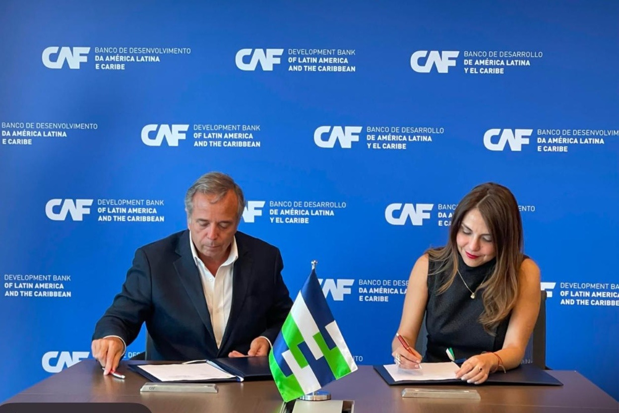 Diego Costa Peuser, director global de Pinta, y Alejandra Claros Borda, secretaria general de CAF, firman el acuerdo en la ciudad de Panamá. Cortesía