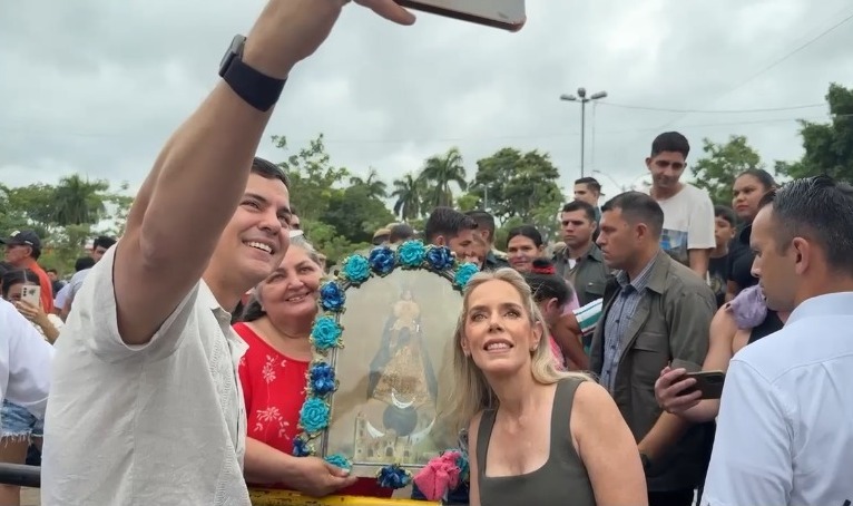 Santiago Peña con Leticia Ocampo. Foto: Gentileza.