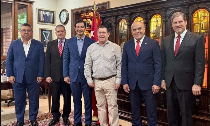 Senadores colorados con su líder Horacio Cartes. Foto: Gentileza.