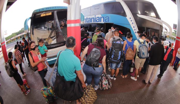 Pasajeros alistándose para viajar. Foto: IP Paraguay.