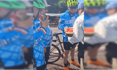 Hombre reparte sus frutas a creyentes. Foto: Captura.