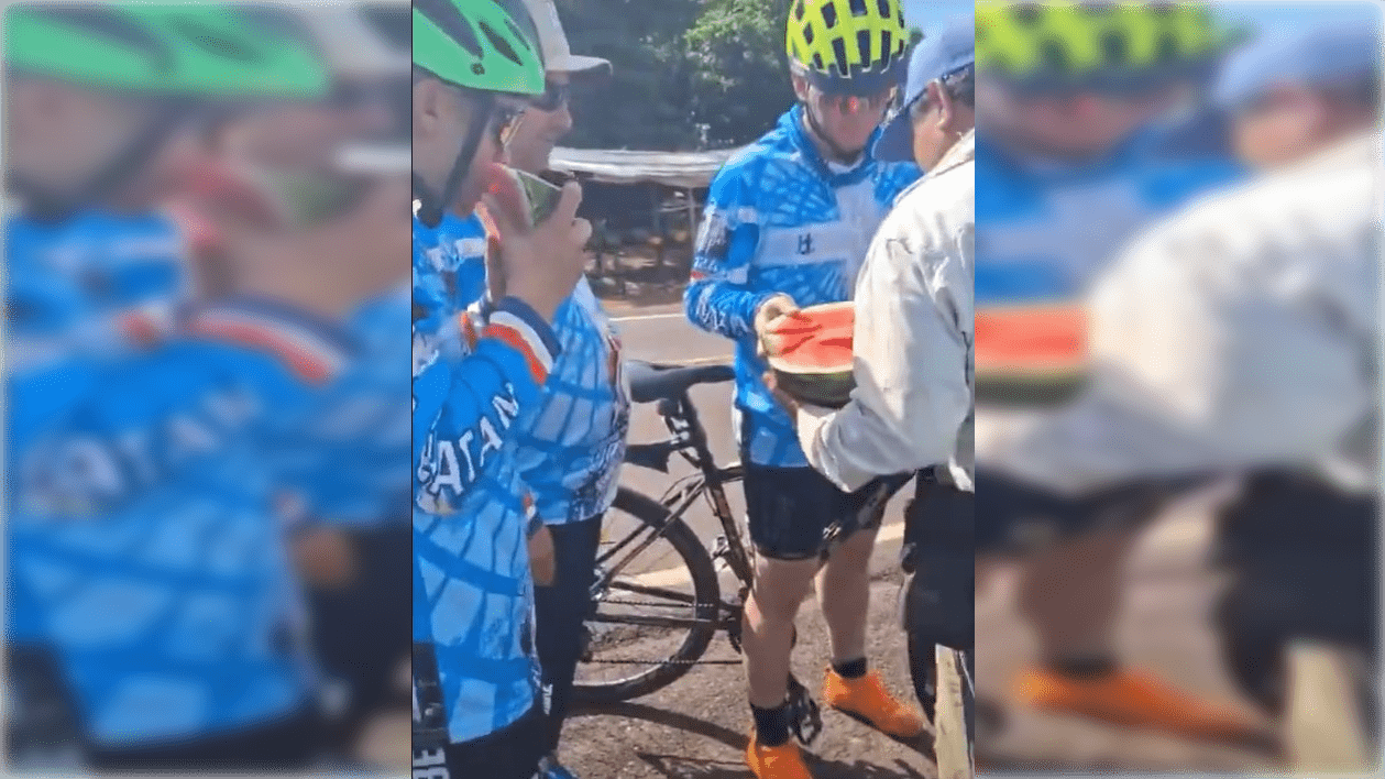 Hombre reparte sus frutas a creyentes. Foto: Captura.