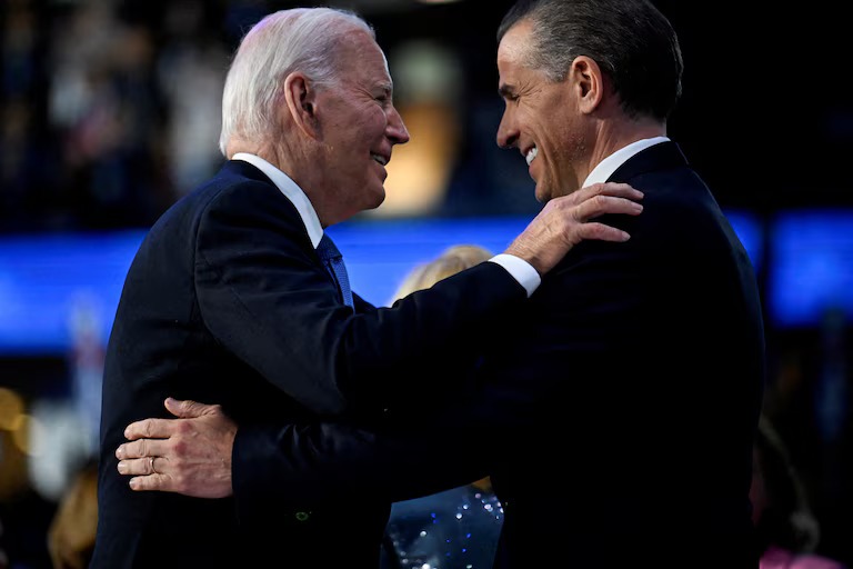 Joe Biden junto a su hijo y Hunter. Foto: Infobae.