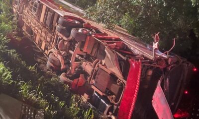 El autobus volcó como consecuencia del accidente. Foto: Gentileza.