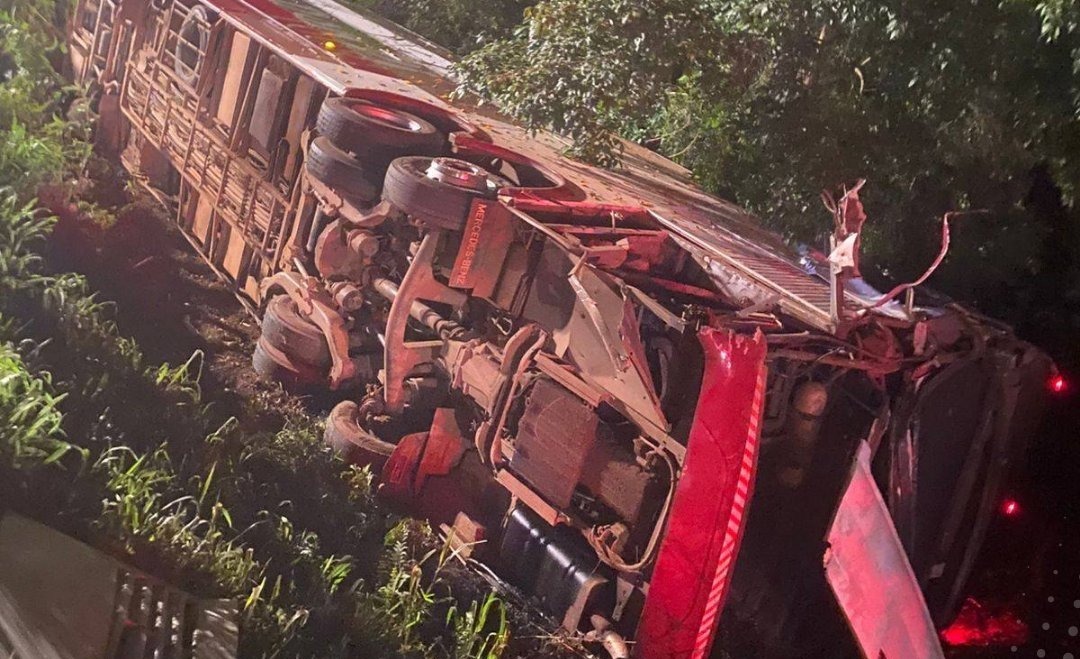 El autobus volcó como consecuencia del accidente. Foto: Gentileza.