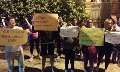 Los estudiantes se manifestaron frente a la casa de la delegada. Foto: Gentileza.