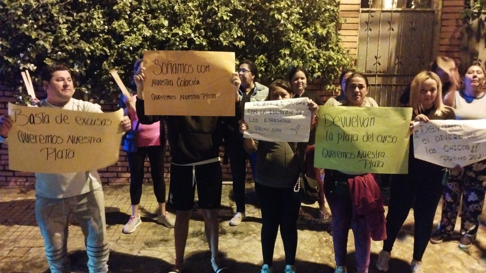 Los estudiantes se manifestaron frente a la casa de la delegada. Foto: Gentileza.