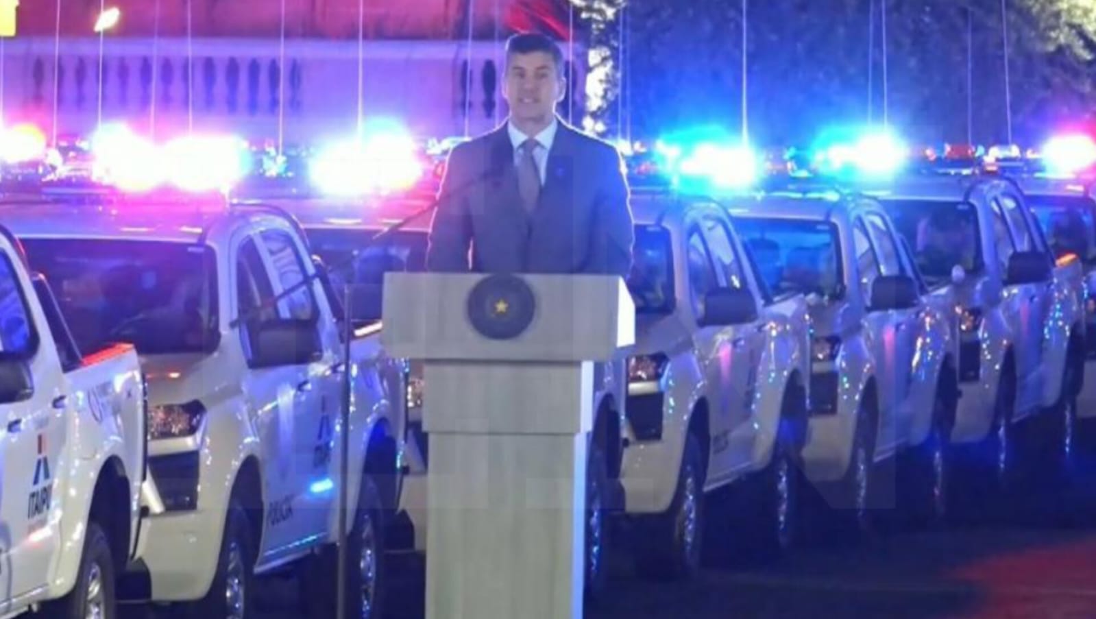 Santiago Peña durante la entrega de patrulleras a la Policía Nacional. Foto: El Nacional.