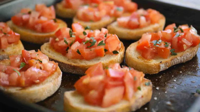 Tostadas con vegetales. Foto: Infobae.