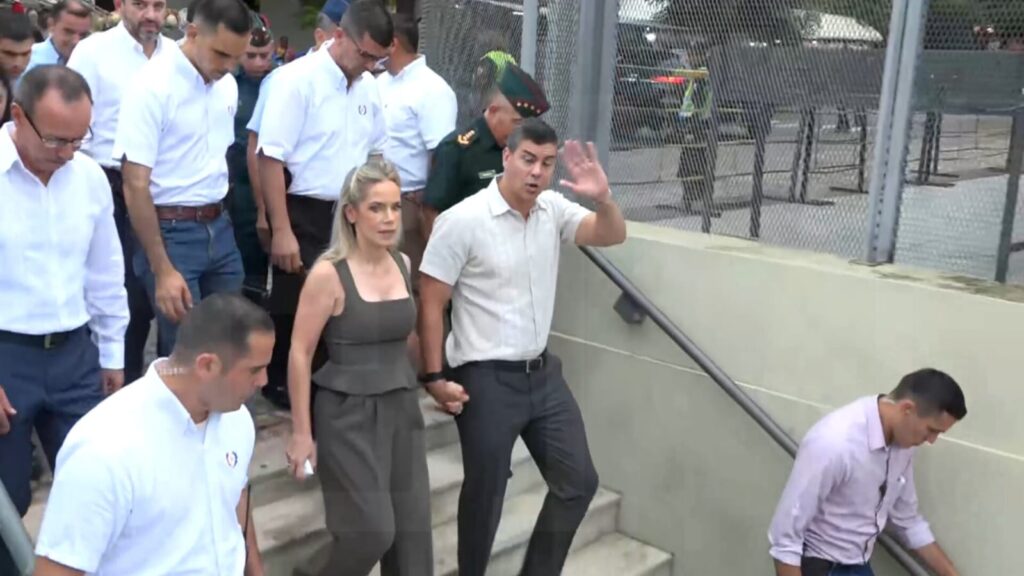 Leticia Ocampo y Santiago Peña llegando a la Basílica de Caacupé. Foto: El Nacional. 