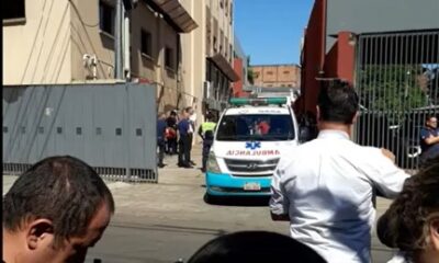 En el sitio se observa una ambulancia ingresar. Foto: Captura.