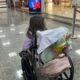 La pequeña en el aeropuerto Silvio Pettirossi. Foto: @nancy_jacquet