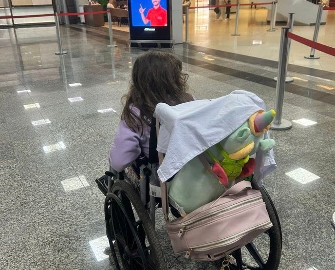 La pequeña en el aeropuerto Silvio Pettirossi. Foto: @nancy_jacquet