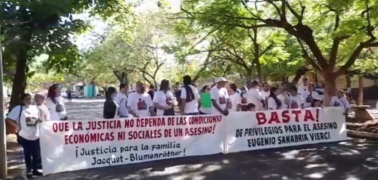 Protestas frente a la Agrupación Especializada. Foto: Captura.