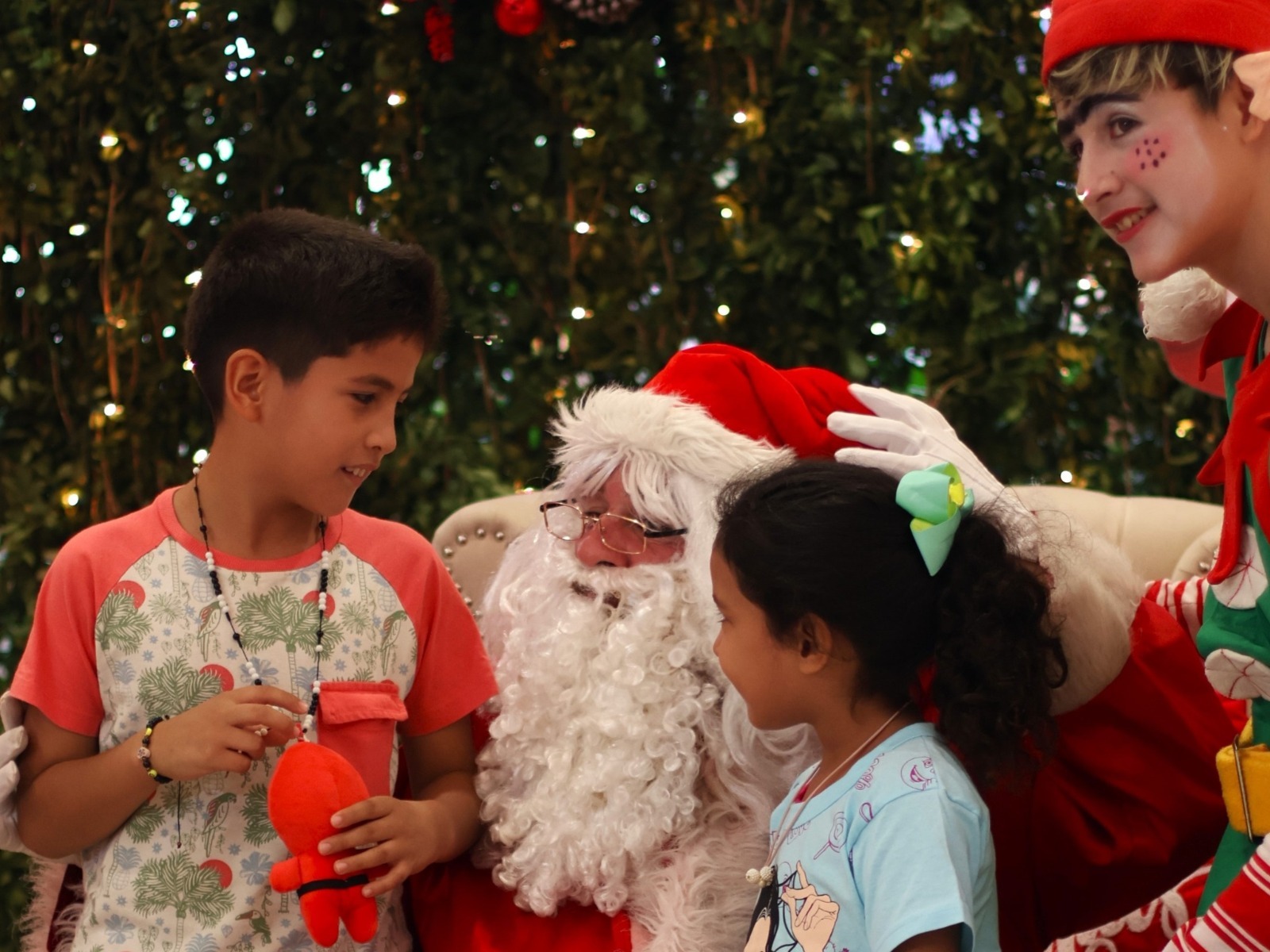 Niños con Papá Noel. Foto: Gentileza