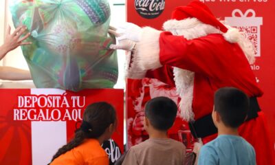 Niños recibiendo juguetes. Foto: Gentileza.