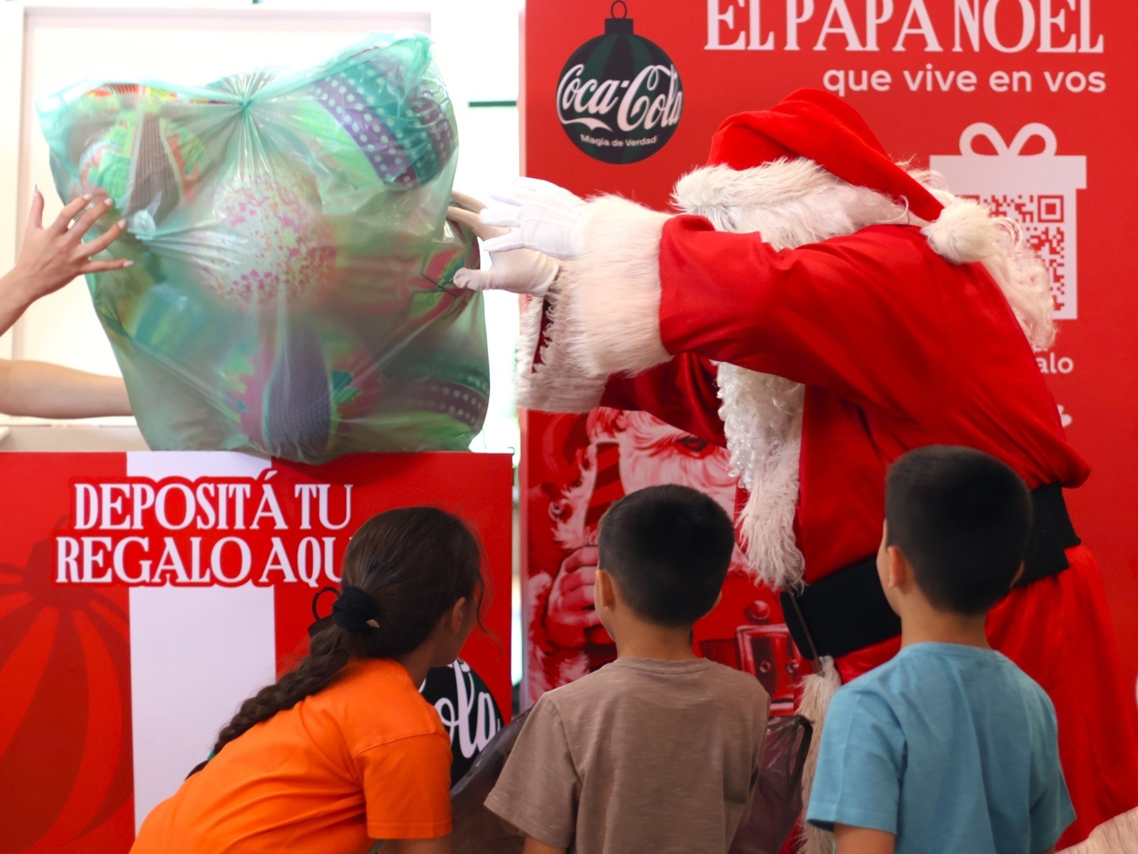 Niños recibiendo juguetes. Foto: Gentileza.