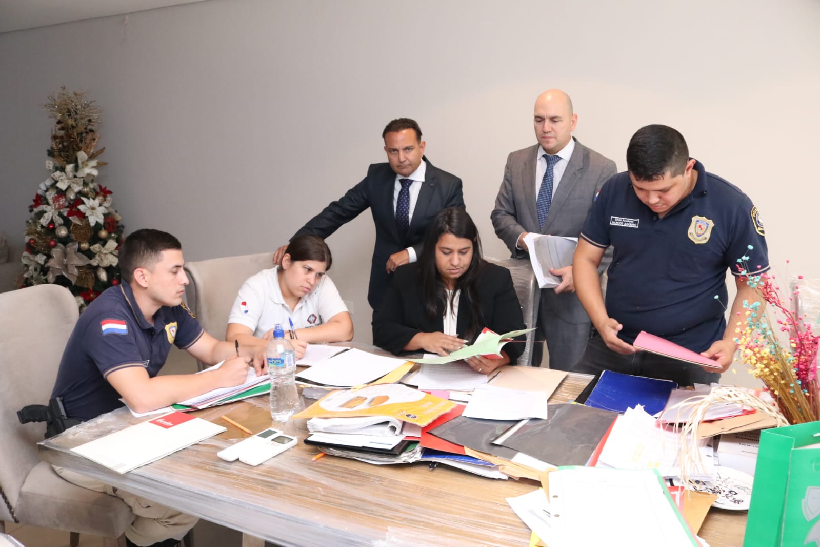 Allanamiento a una vivienda en Lambaré. Foto: Ministerio Público.