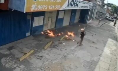 Momento en que las llamas agarraron a la agresora. Foto: Captura.