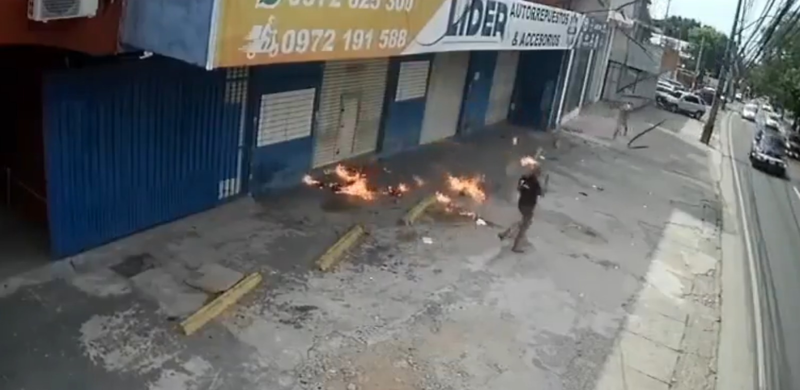 Momento en que las llamas agarraron a la agresora. Foto: Captura.