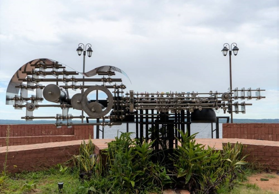 "La Morena", escultura de Fernando Ambere Feliciángeli en San Bernardino. Homenaje a la guarania "Recuerdos de Ypacaraí" © Federico Bustamante, 2023. (Unesco)