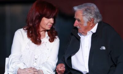 El expresidente de Uruguay José Mujica (d) habla con la expresidenta de Argentina Cristina Fernández de Kirchner, en una fotografía de archivo. (EFE/ Juan Ignacio Roncoroni)/Infobae