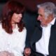 El expresidente de Uruguay José Mujica (d) habla con la expresidenta de Argentina Cristina Fernández de Kirchner, en una fotografía de archivo. (EFE/ Juan Ignacio Roncoroni)/Infobae