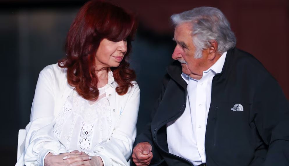 El expresidente de Uruguay José Mujica (d) habla con la expresidenta de Argentina Cristina Fernández de Kirchner, en una fotografía de archivo. (EFE/ Juan Ignacio Roncoroni)/Infobae