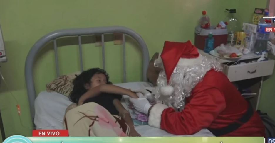 Papá Noel llenó de alegría el Hospital de Clínicas. Foto: Captura NPY