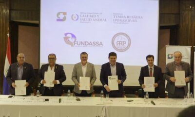 Senacsa y la Fundación de Servicios de Salud Animal llevaron a cabo la firma de un convenio. Foto: Gentileza.