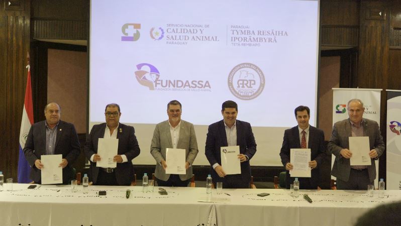 Senacsa y la Fundación de Servicios de Salud Animal llevaron a cabo la firma de un convenio. Foto: Gentileza.