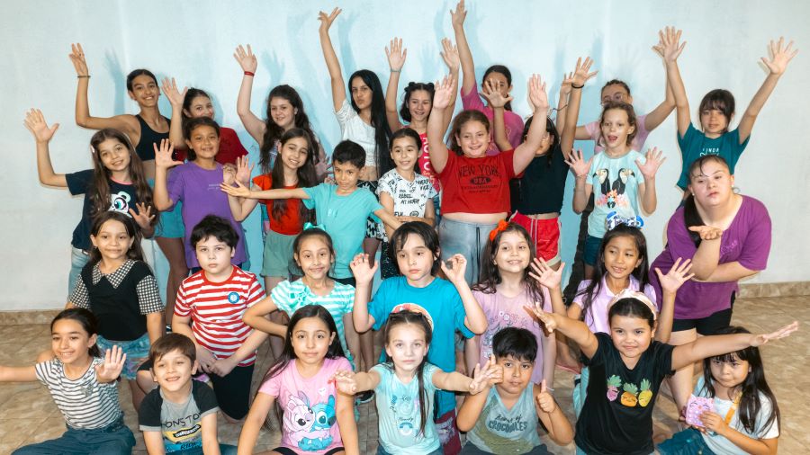 Elenco de niños y niñas de la obra "Sentir la Navidad del Paraguay". Cortesía