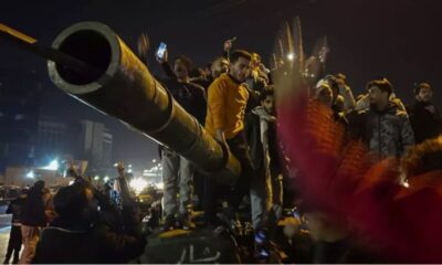 Sirios celebran la entrada de los rebeldes en Damasco el 8 de diciembre de 2024. AP - Omar Sanadiki/Infobae.