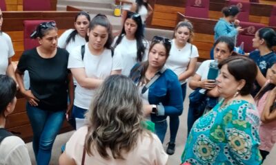 Senadora con las aspirantes no admitidas en el Congreso. Foto: Gentileza.