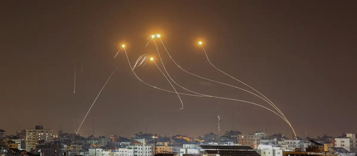 ohetes interceptados por el sistema de defensa antiaérea israelí "Cúpula de Hierro" sobre la Franja de Gaza. (Imagen de archivo: 11.05.2023) Imagen: MOHAMMED ABED/AFP/Getty Images