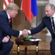 Donald Trump (izq.) en su primer mandato como presidente de EE.UU., durante una cumbre con su par ruso Vladímir Putin en Finlandia. Archivo: 16.07.2018 /DW