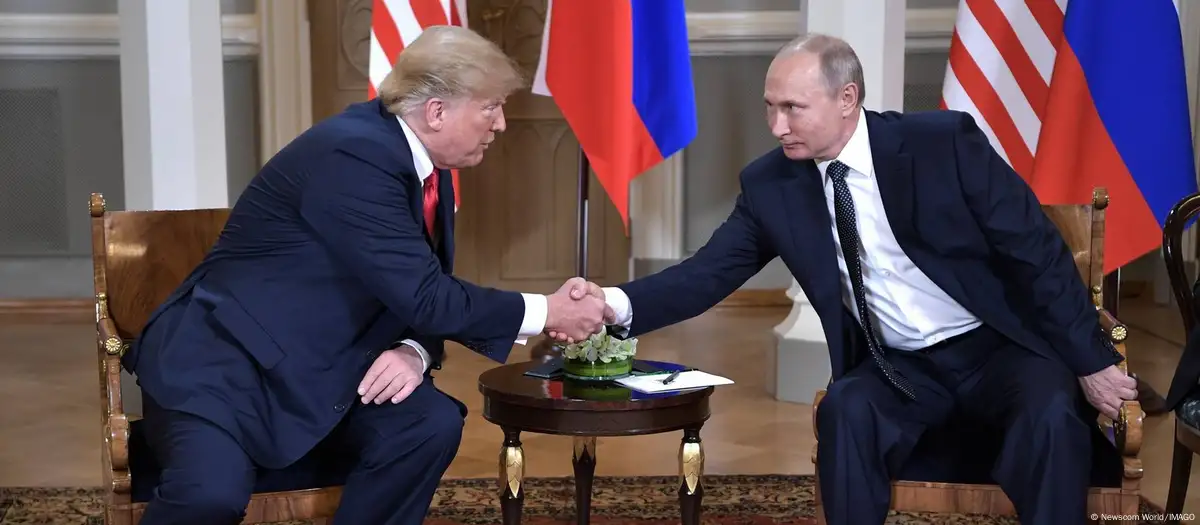 Donald Trump (izq.) en su primer mandato como presidente de EE.UU., durante una cumbre con su par ruso Vladímir Putin en Finlandia. Archivo: 16.07.2018 /DW