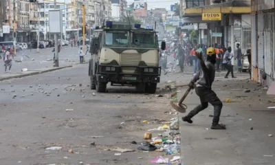 Protestas en la capital de Mozambique. Imagen: ALFREDO ZUNIGA/AFP