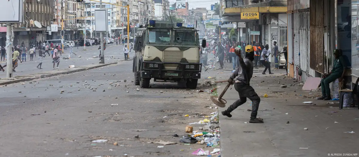 Protestas en la capital de Mozambique. Imagen: ALFREDO ZUNIGA/AFP