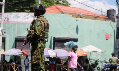 Un policía de Kenia patrulla las calles de Puerto Príncipe, en Haití. Foto: DW.