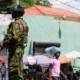 Un policía de Kenia patrulla las calles de Puerto Príncipe, en Haití. Foto: DW.