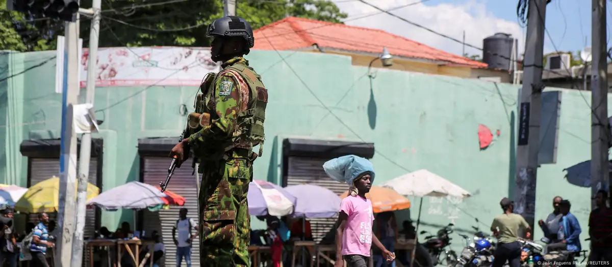 Un policía de Kenia patrulla las calles de Puerto Príncipe, en Haití. Foto: DW.